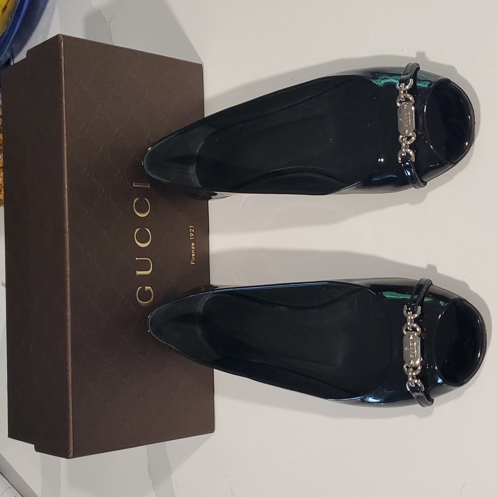Authentic Gucci Nameplate Flats Black Patent Leather Peep Toe Size 39 8.5